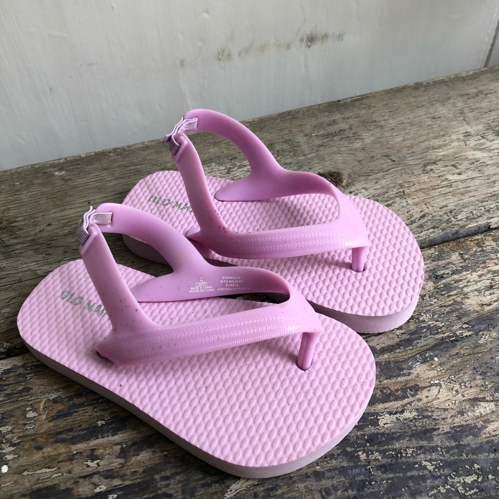 Old Navy flip flops toddler size 7